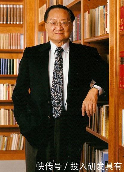 版本的乔峰|83版的乔峰为什么总戴帽子?黄日华摘下帽子后,网友笑出猪叫声