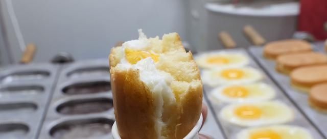 大姐街头卖“煎蛋糕”小吃,分量足味道好,6块就能管饱