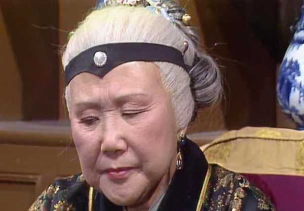 贾母是出了名的善良,为何对亲孙女贾迎春的悲剧视若无睹?