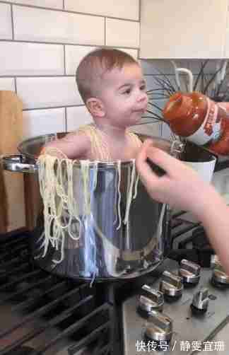 酱料|妈妈将6个月孩子放进锅里,用意面和酱料拌了,被斥:不负责任