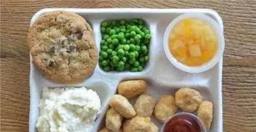 农村|各国学校午餐都有啥,美国日本最丰盛,中国农村的孩子吃这些