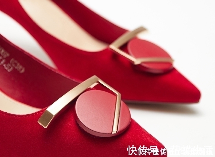 稳健 穿细跟鞋怕崴脚,穿粗跟鞋嫌不好看,4款优雅迷人的酒杯跟试试看