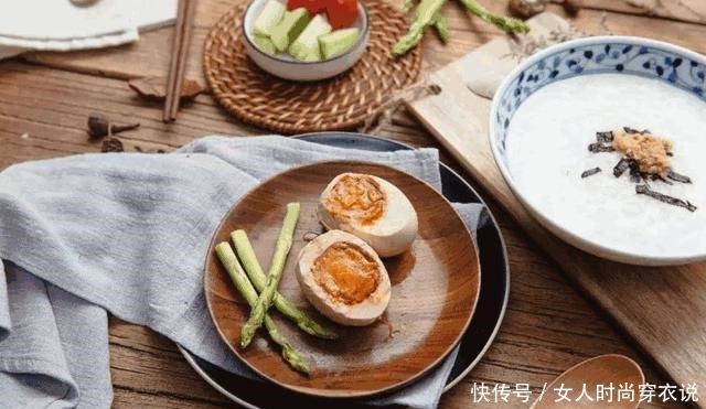 流油|央视又“曝光”了!一戳就流油的海鸭蛋,这流出的“油”哪来的