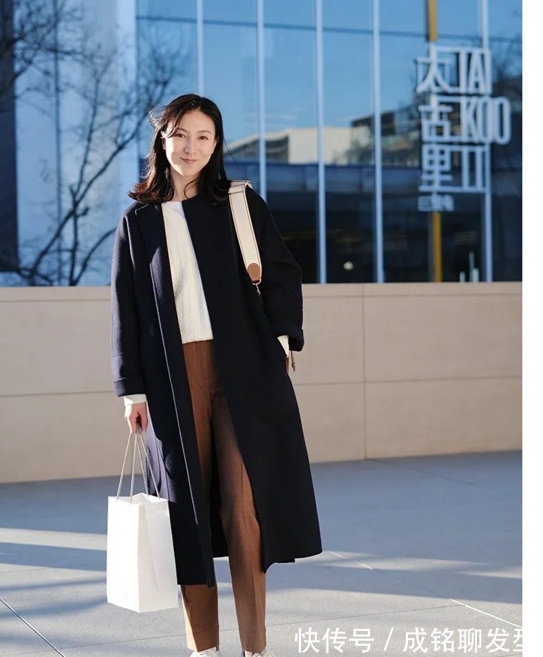 穿搭|40岁左右的女人,冬装除了羽绒服,这四种搭配时尚减龄更有气质