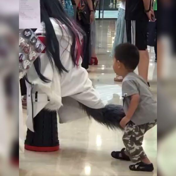 父母|男孩对小姐姐的“尾巴”穷追不舍,下一秒举动笑翻众人,太萌了