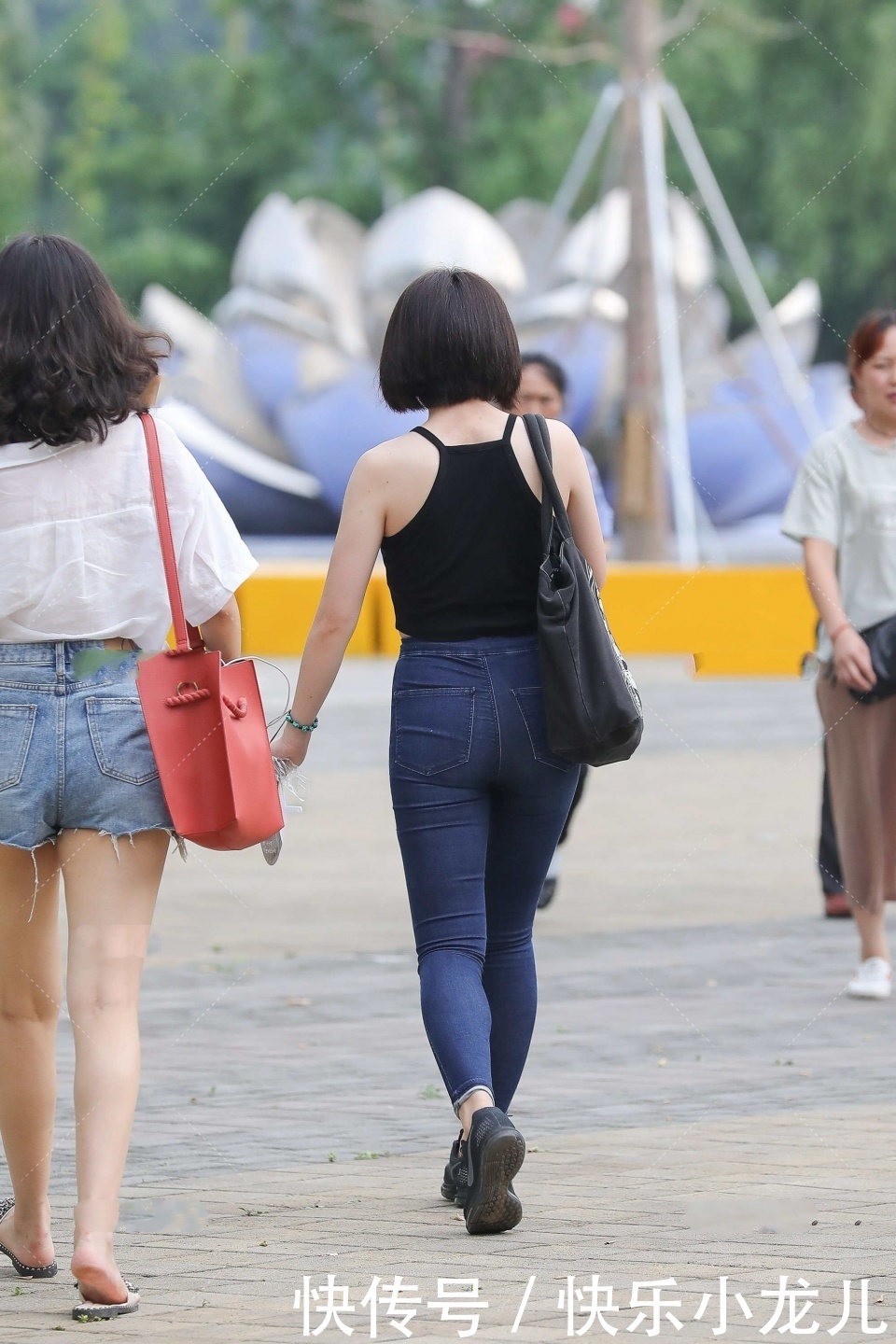 浅色|短发女生配深色系穿搭又酷又飒,学会同色系搭配法,你也能变时尚