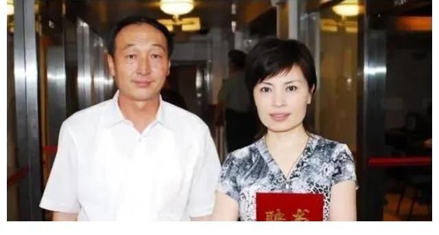 开播前15分钟,李瑞英接到儿子坠楼的消息,可她坚持笑着完成直播
