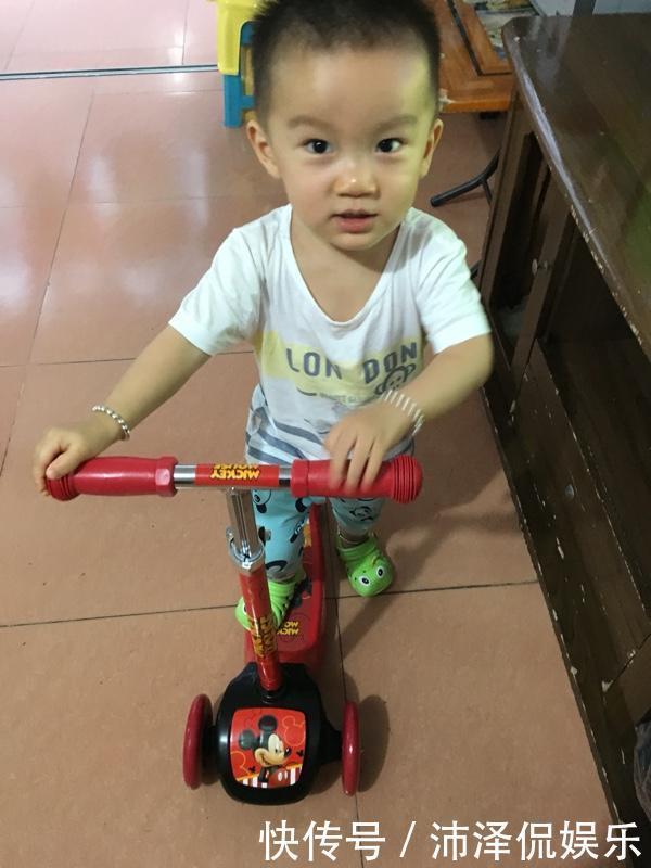 娃错|3岁娃错把502胶当眼药水滴眼睛,医生大赞母亲救了孩子的眼睛