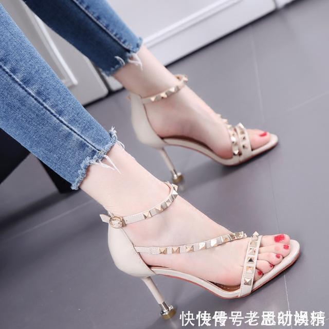 细跟|夏日为整体造型加分,不要忽略高跟凉鞋的重要性!