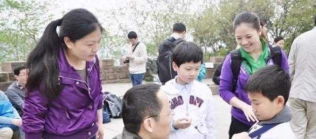 地摊|“你会给孩子买地摊上的便宜衣服吗?”家长的回答,有些出乎意料