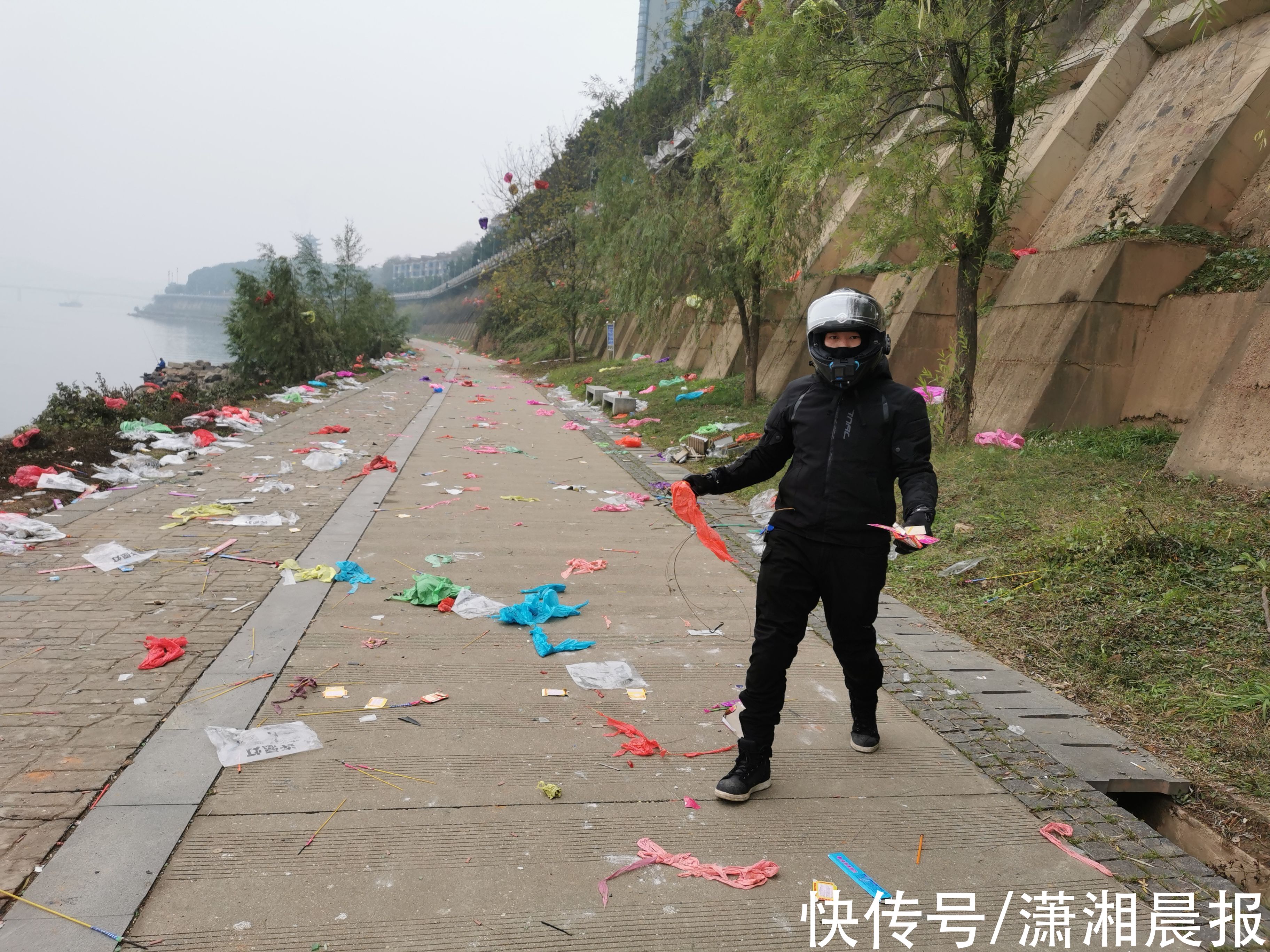 小伙|最酷跨年！株洲两小伙帮环卫工江边捡垃圾4小时，获正能量奖