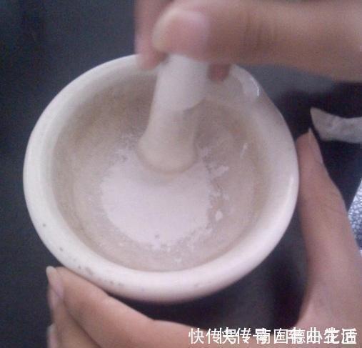 用1种药片水浇花，越浇土壤越疏松，花卉长得旺、不黄叶