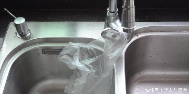 窗帘|洗碗池里放一个窗帘挂钩,真是厉害,一年能省下不少钱,涨知识了!