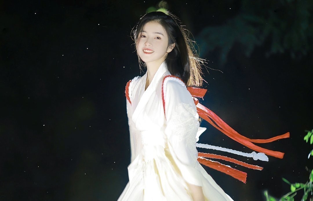 神明|“神明少女”风格的汉服也太美了，优雅又清冷，怪不得女生都爱穿
