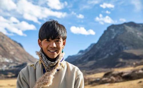 面對鏡頭|丁真與弟弟合照曝光!弟弟受邀出演《中餐廳5》,顏值引網友熱議?