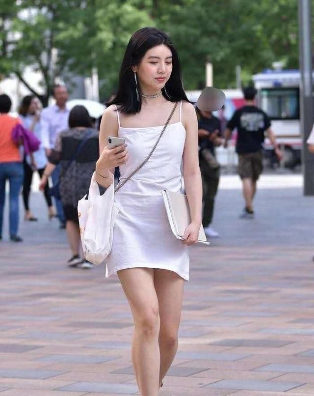 街拍出水芙蓉的小姐姐,一条白色的一字肩连衣裙,女神性感迷人