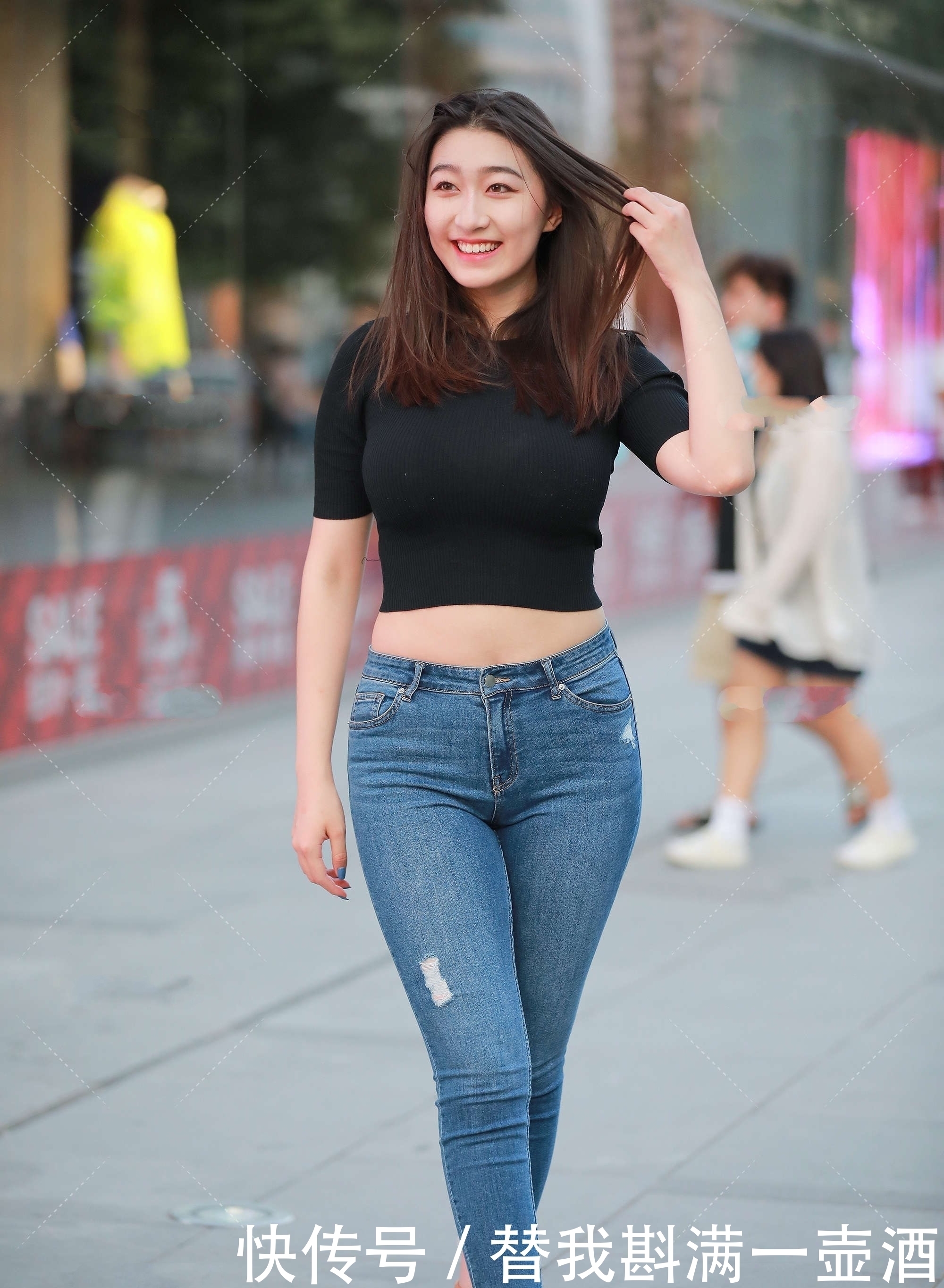 黑色露脐短袖搭低腰紧身牛仔裤,利索潇洒,婀娜多姿