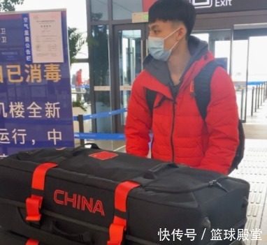 杜锋|男篮登机图！全员送签名，大韩打人，徐杰近照流出，杜锋行李最多