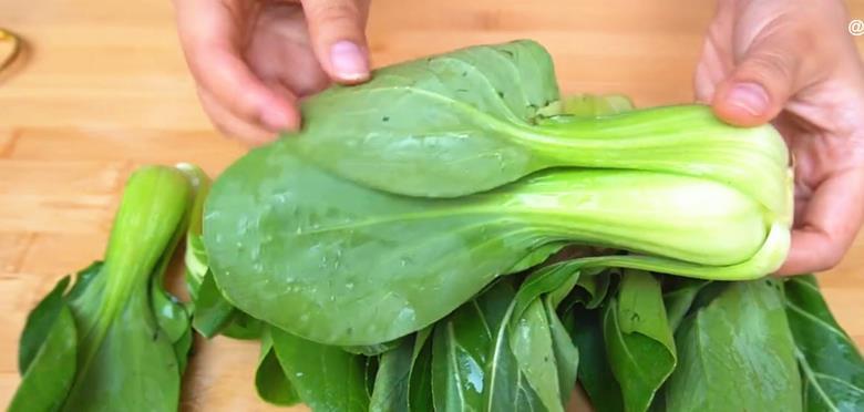 青菜不能直接下锅炒,牢记2个小窍门,出锅青菜翠绿还不出水