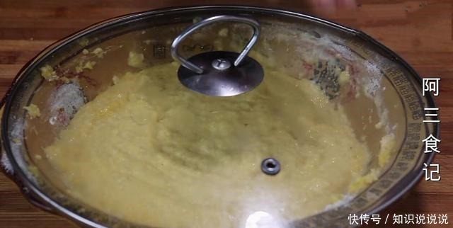 玉米面里打2个鸡蛋，比吃肉还香，我家每次做一大盘，上桌就扫光