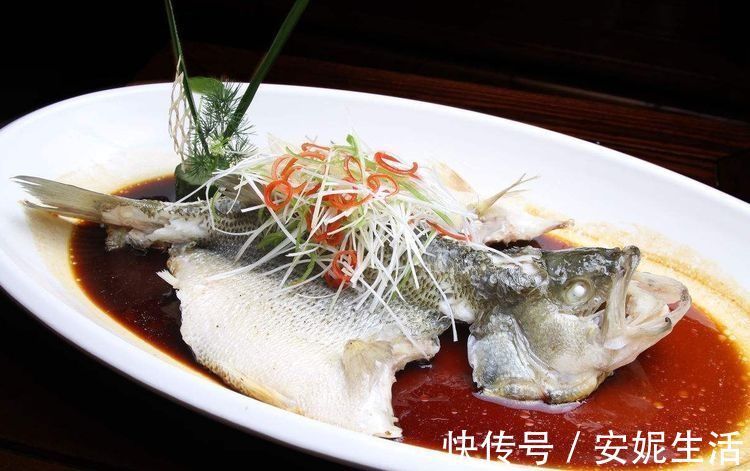 清蒸鲈鱼时,不要直接上锅蒸,多加一步,鲈鱼更鲜更嫩还不腥