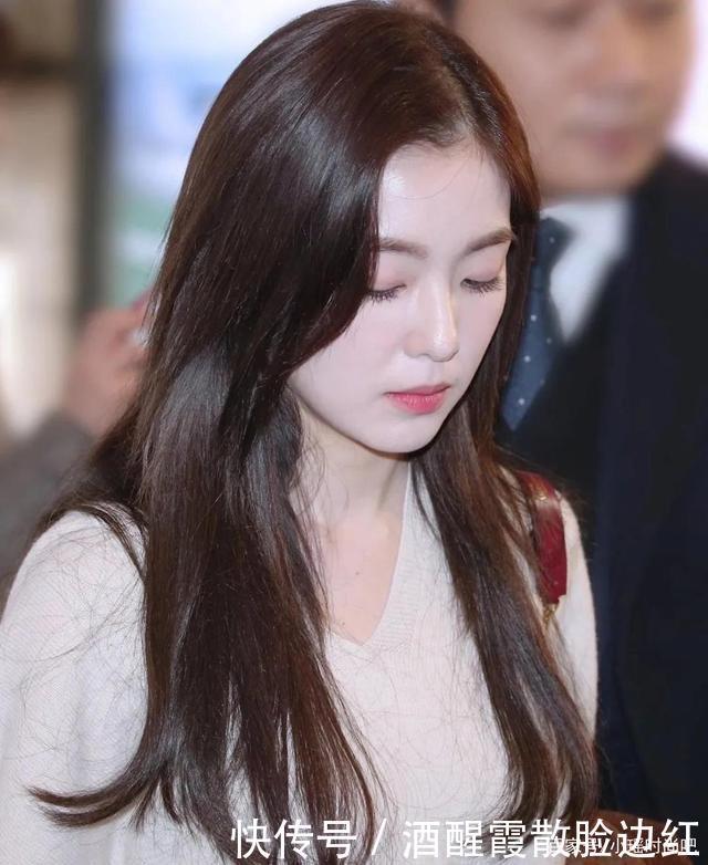 过了30岁的女人别总染棕色发色了,试试这4种颜色,超显白好看!