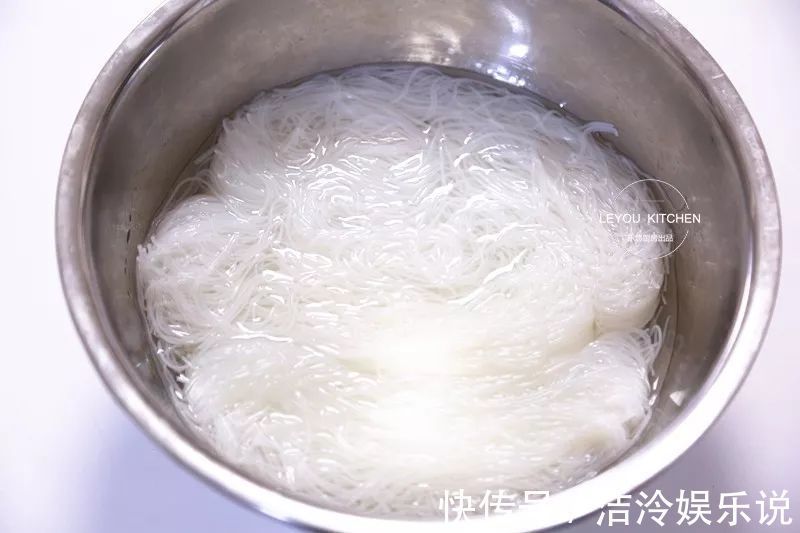 在家做馅饼,和面很重要,照着做馅饼皮薄馅大,放凉了也软软的