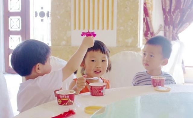 熊孩子上幼儿园,给女同学提供“一条龙”按摩服务,老师无法淡定