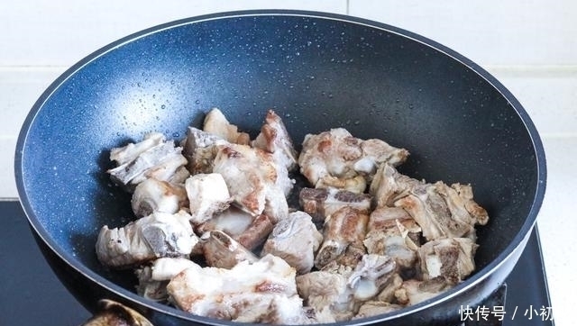 晒一下我老公的晚餐,虽然只有1道菜,朋友却说一般人吃不起