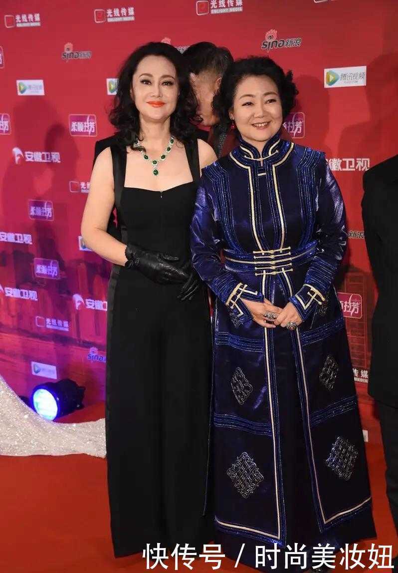 连体裤|大宋佳携女儿走红毯,穿深V挂脖连衣裙曲线优美,一点不输女儿