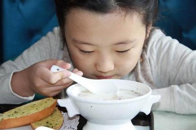 餐桌|三种常见汤被医生列入黑名单,几乎家家餐桌都有,不要再给娃喝了