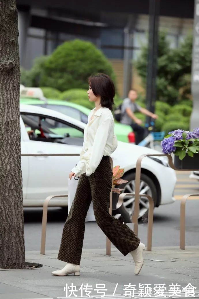 街拍时尚高跟鞋搭配裙子,彰显出女性优雅魅力的一面