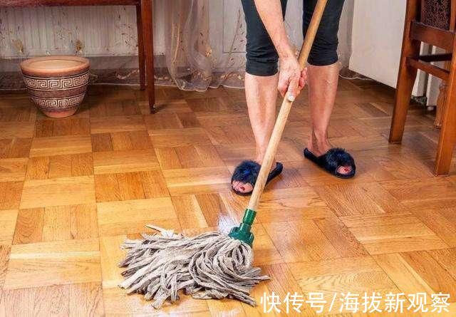 清水拖地还不如不拖,拖地时加进这一步骤,地面干净还不沾灰尘!
