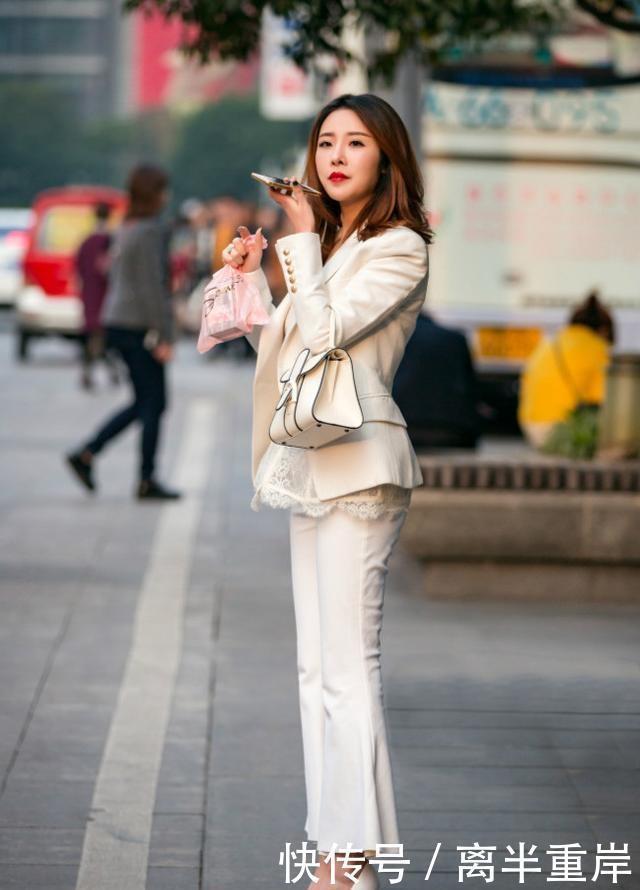 街拍微胖的小姐姐,选择紧身短裙,身材瞬间变得匀称紧致起来