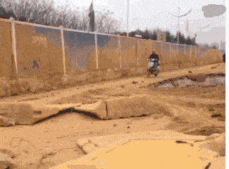 |搞笑GIF:小哥真是拼了,但是这个膜的质量实在是太好了