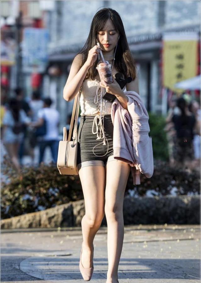 牛仔裤 蓝色牛仔裤搭配卡其色上衣,经典的版型让你修身又有型