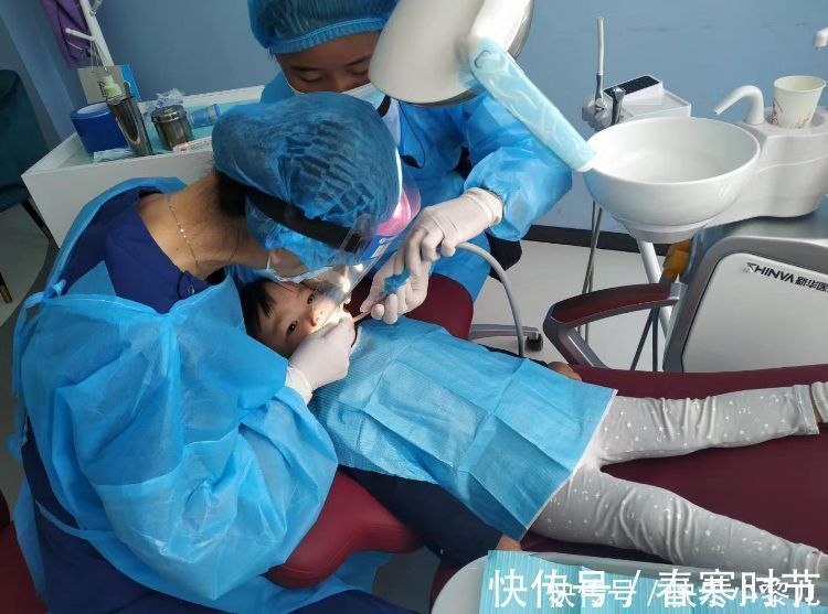 孩子|“双层牙”的孩子越来越多,和家长的习惯有关系,很多家庭仍在做