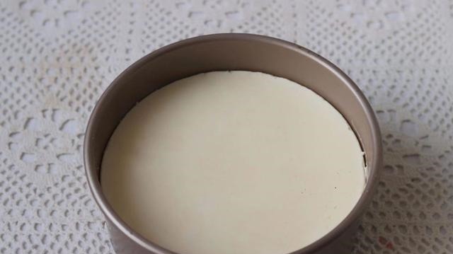 这蛋糕用酸奶和牛奶就能做，免蒸烤，入口即化，好吃不上火