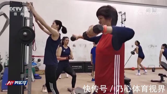 特制|郎平的特制椅子让人泪崩,60岁还想当陪打