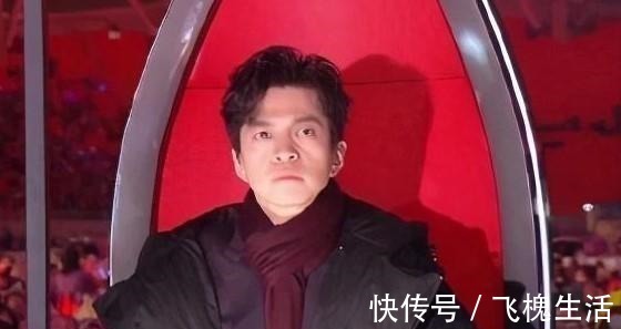 李健台上台下两个样子,台上风度潇洒,台下养生披棉袄