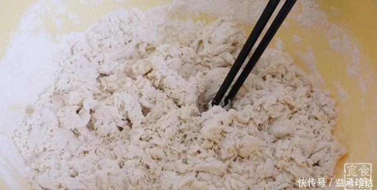 油条不用出去买,简单几步教你在家炸油条,蓬松酥脆,好吃又健康