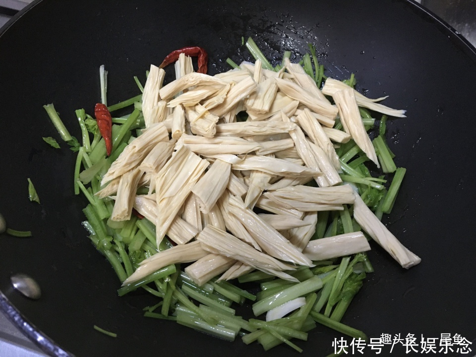 春天这菜我家经常吃，清爽开胃又好吃，简单快手，孩子常吃身体棒