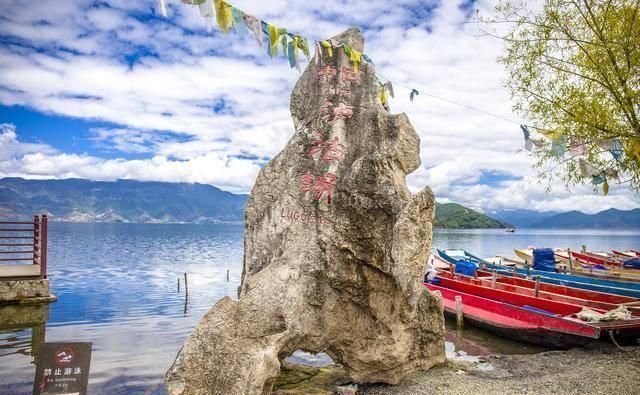 泸沽湖，中国最合适发愣的地区，一定要去坐一次猪槽船