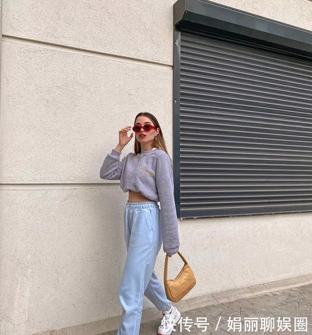 青春|卫衣下面别再配牛仔裤,今冬流行这样穿,青春洋气不说,还时尚