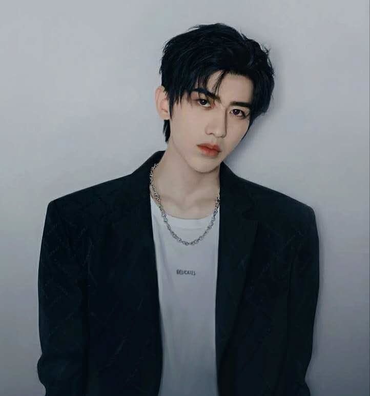 奔跑吧曝神秘嘉宾剪影,蔡徐坤和王一博粉丝争相否认,又是遛粉