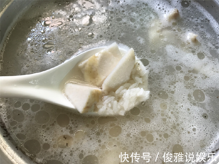 筒骨|秋冬，我隔三差五就煲这粥，孩子最喜欢，补充钙质，长个快