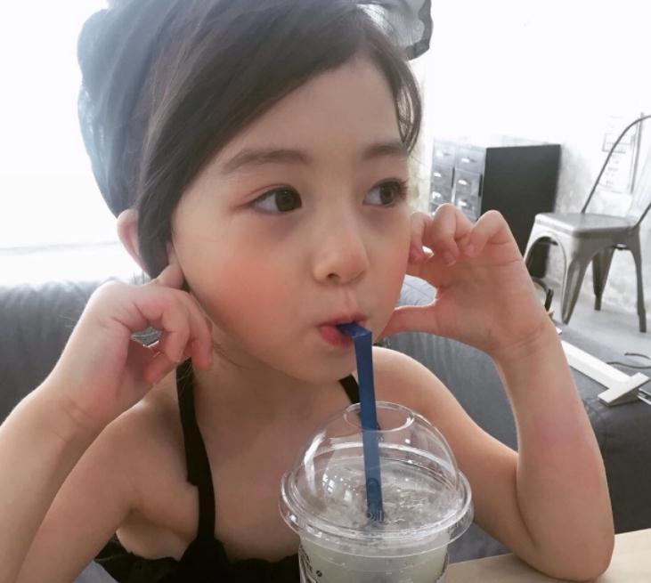 美芽|38岁女子升级做奶奶,儿子才十八岁,调侃:还没玩够