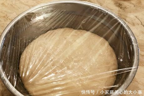 炸油条想要酥松脆别放酵母粉了,教你早餐店的配方,香酥还蓬松