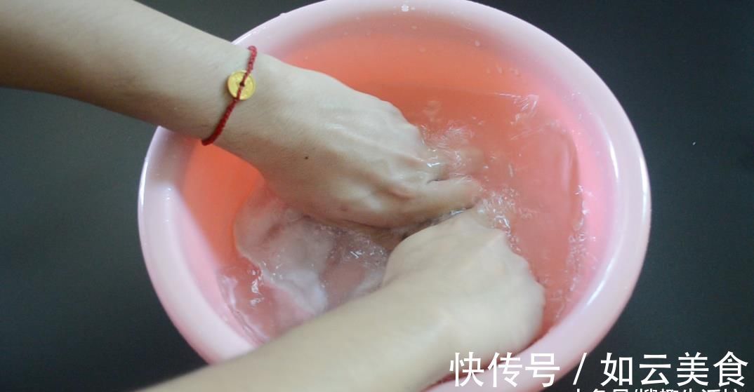 汗味|清洗毛巾别再用肥皂了, 用它泡一泡, 多脏多旧的毛巾也能洁白如新