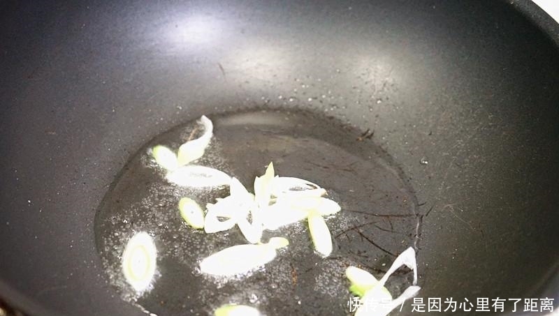 老干妈土豆片,颜色红润十分诱人,一看就有食欲,吃了就停不下